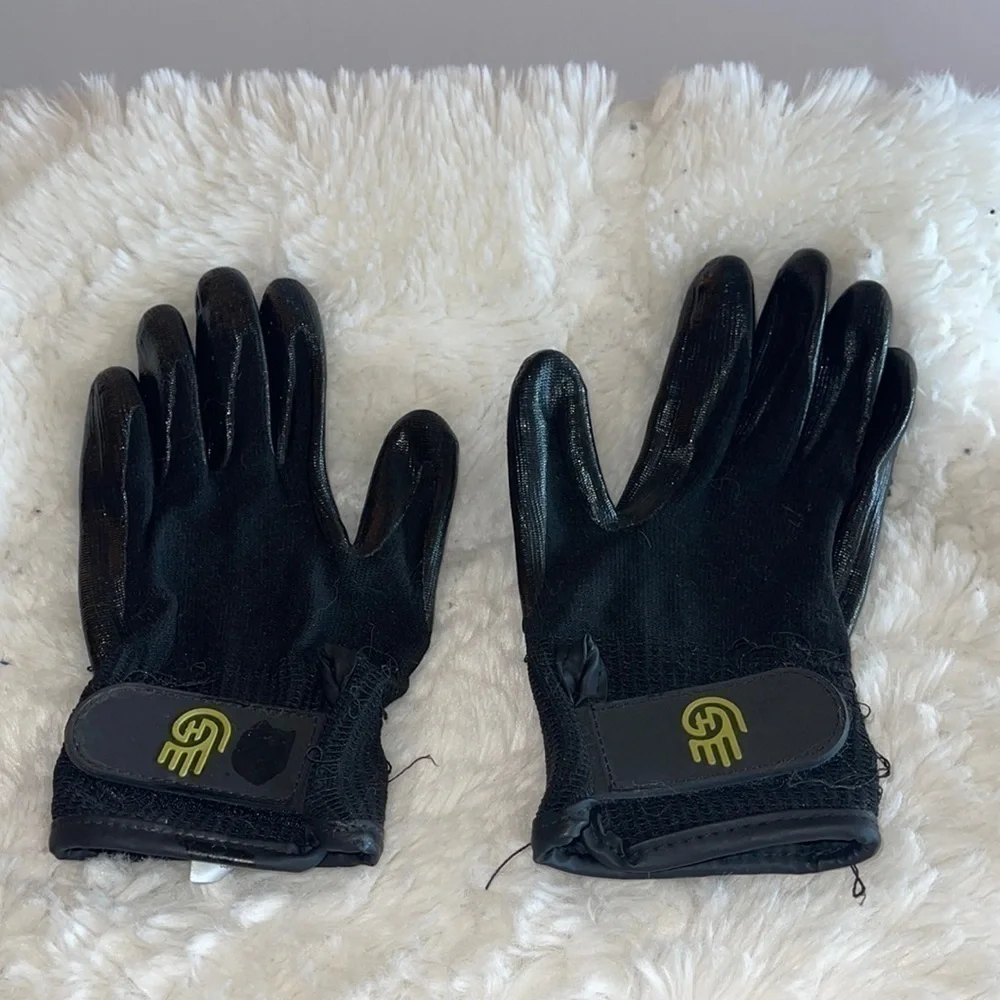 Grooming gloves for pets cats or dogs or rabbits with long hair with velcro